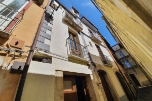 Indipendente di 8 camere , 5 bagni e 2 ampie cucine-soggiorno  TOTALME