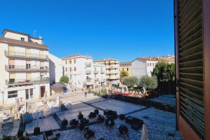Appartamento ristrutturato con terrazzino e affaccio su piazza