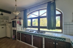 CASALE IMMERSO NEL VERDE  ZONA  ISERNIA-SUD