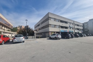 Locale di 500 mq unico livello con parcheggio in pieno centro