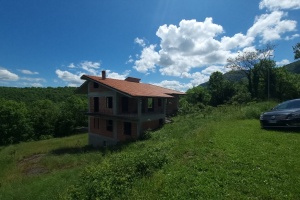 Struttura in cemento armato con terreno