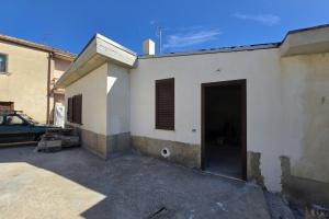 Soluzione Indipendente con Ampio Terreno a Isernia